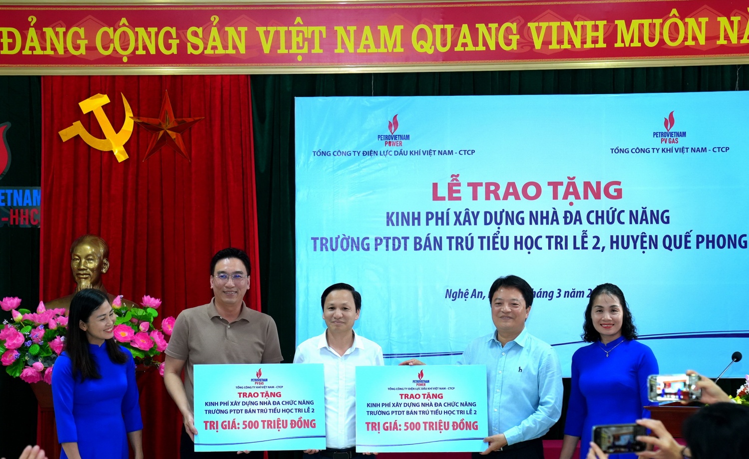 Lãnh đạo PV GAS và PV Power trao tài trợ cho huyện Quế Phong