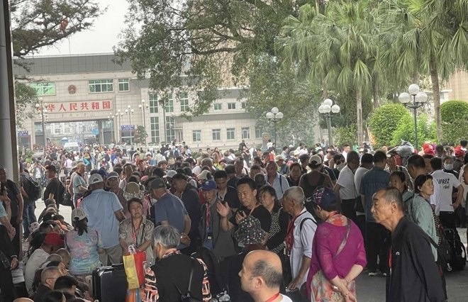Du khách đường bộ Trung Quốc nhập cảnh qua Móng Cái từ đầu năm đến nay tăng mạnh, trong đó có ngày lên tới cả vạn người. 