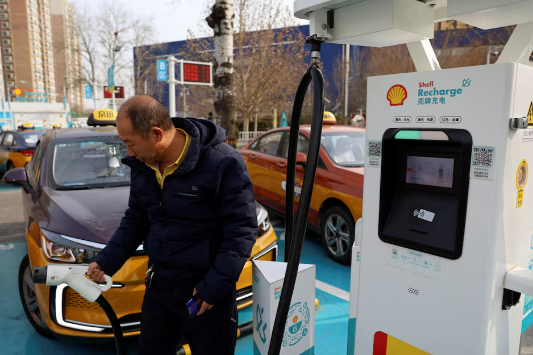 Các công ty dầu mỏ lớn của Trung Quốc phải đối mặt với vô vàn khó khăn để thích ứng với tương lai xe điện