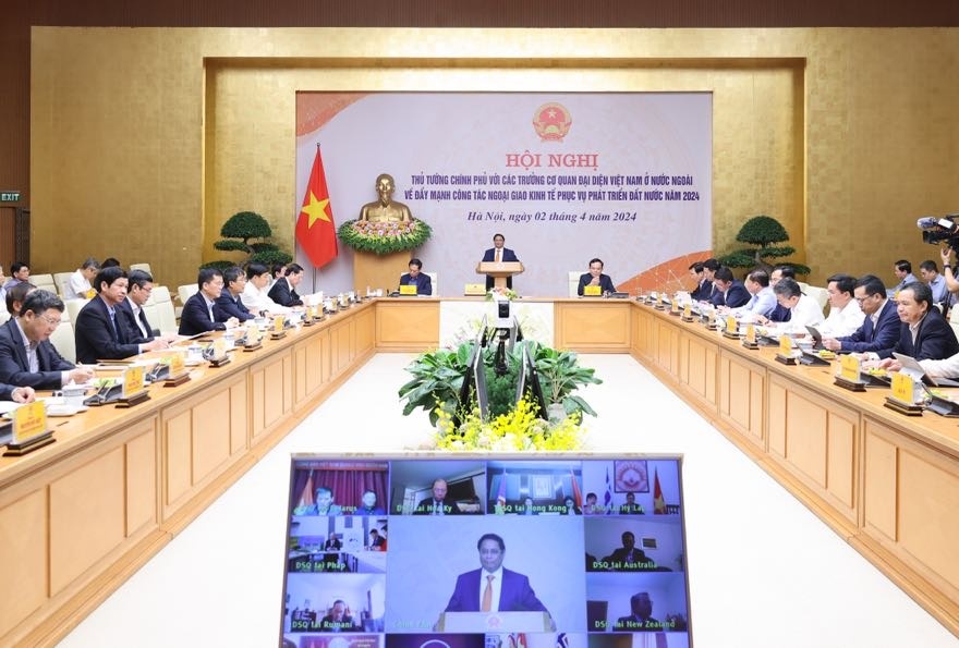Thủ tướng chủ trì Hội nghị với trưởng các cơ quan đại diện Việt Nam ở nước ngoài về đẩy mạnh công tác ngoại giao kinh tế phục vụ phát triển đất nước năm 2024 - Ảnh: VGP/Nhật Bắc