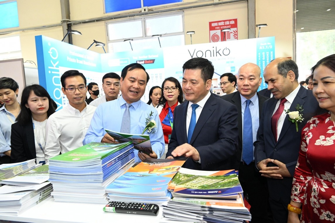 Bộ trưởng Nguyễn Hồng Diên thăm quan các gian hàng.