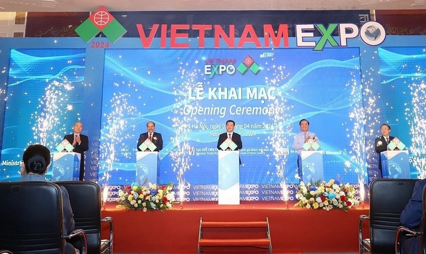 Các đại biểu nhấn nút khai mạc Vietnam Expo 2024.