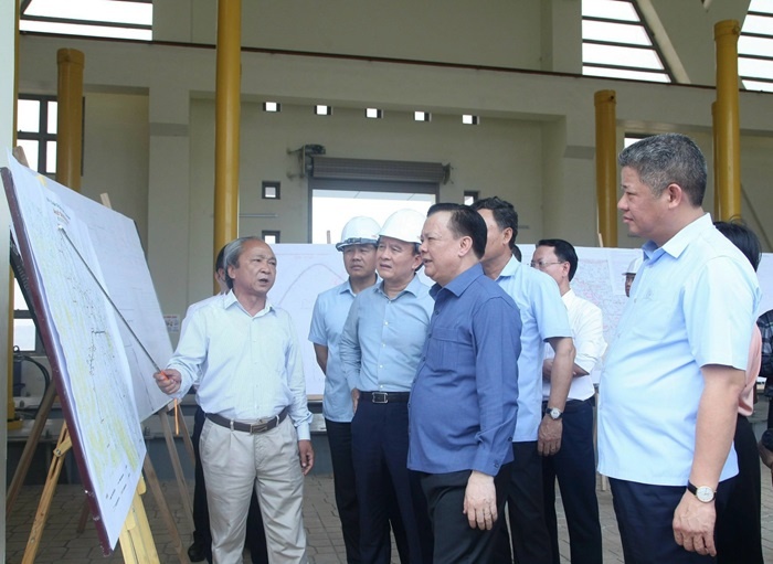 Bí thư Thành ủy Hà Nội Đinh Tiến Dũng nghe báo cáo và chỉ đạo về dự án tiếp nước, cải tạo, khôi phục sông Tích.