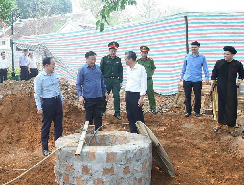 Bí thư Thành ủy Đinh Tiến Dũng và lãnh đạo TP kiểm tra một hạng mục đang được xây dựng bổ sung trong khuôn viên Khu di tích đền Hạ.