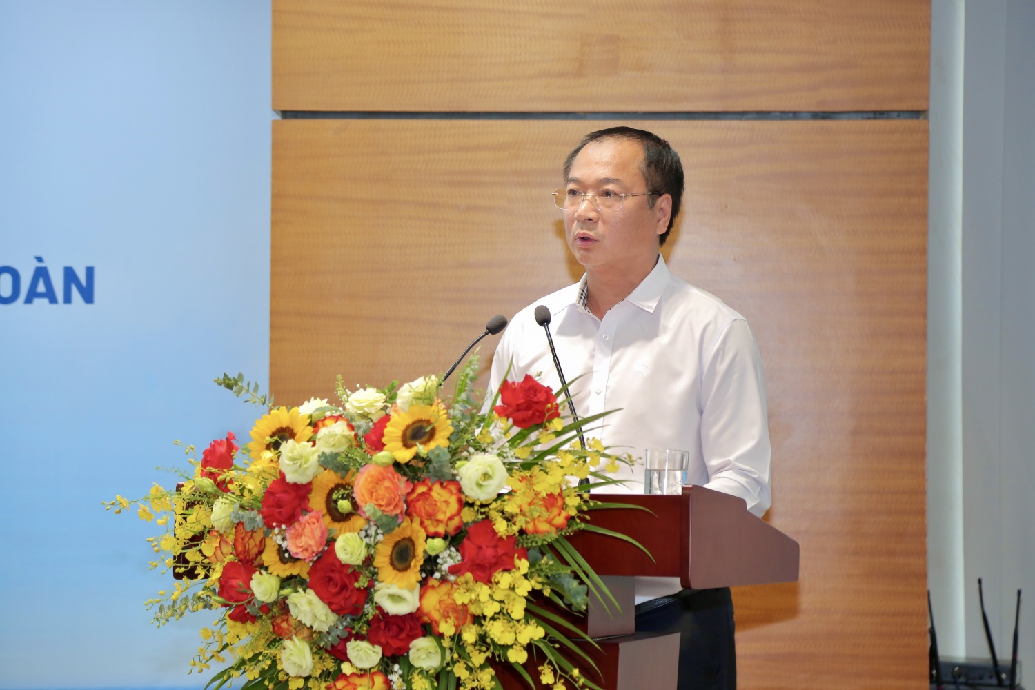 ông Nguyễn Mạnh Tưởng – Trưởng Ban QLDA ĐLDK Sông Hậu 1 trình bày tham luận về giải pháp nâng cao văn hóa phối hợp trong thực thi nhiệm vụ