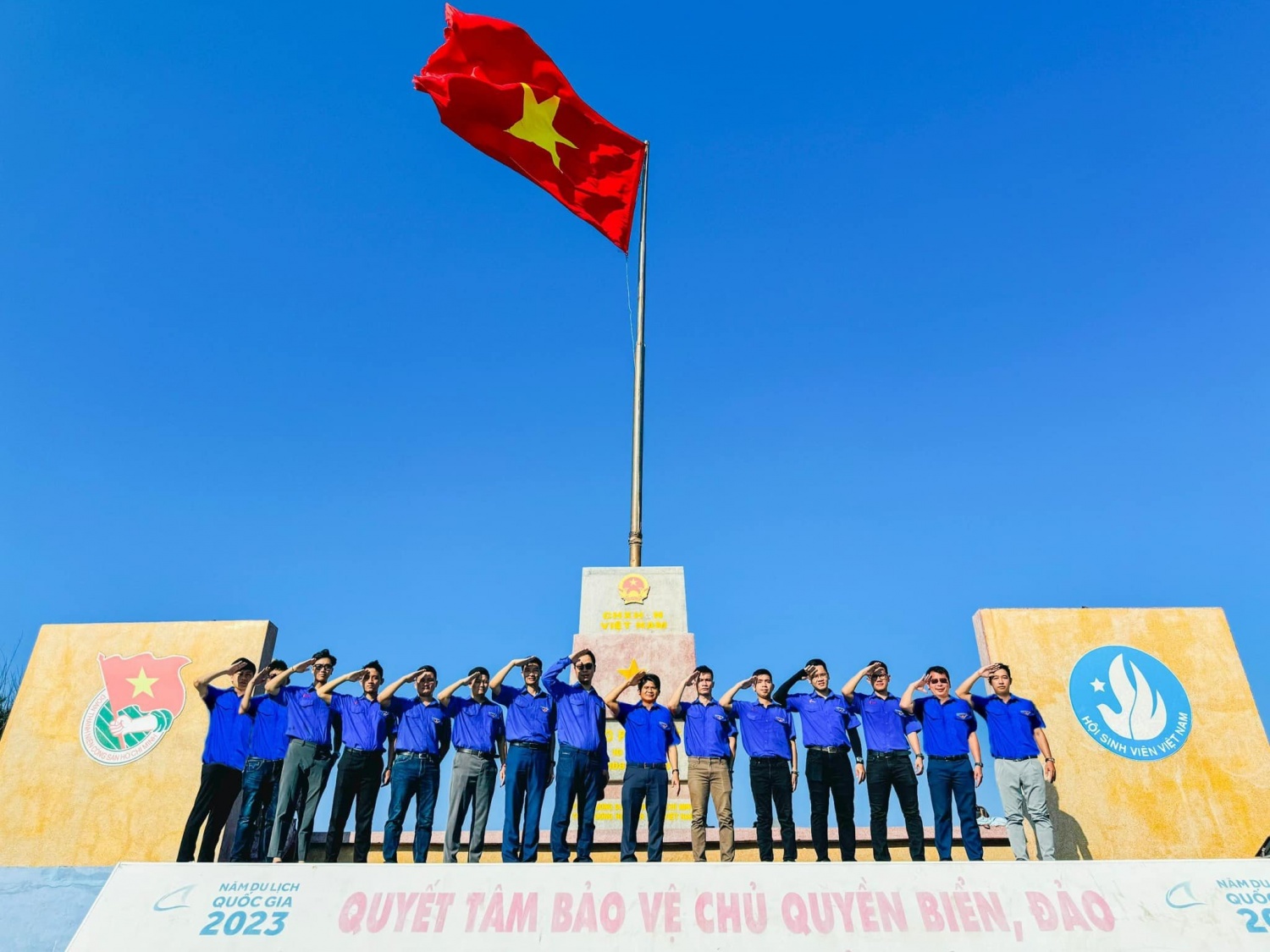 Nghi thức chào cờ tại Cột cờ huyện đảo