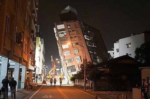 Một tòa nhà bị nghiêng do ảnh hưởng của trận động đất tại Đài Loan (Trung Quốc).