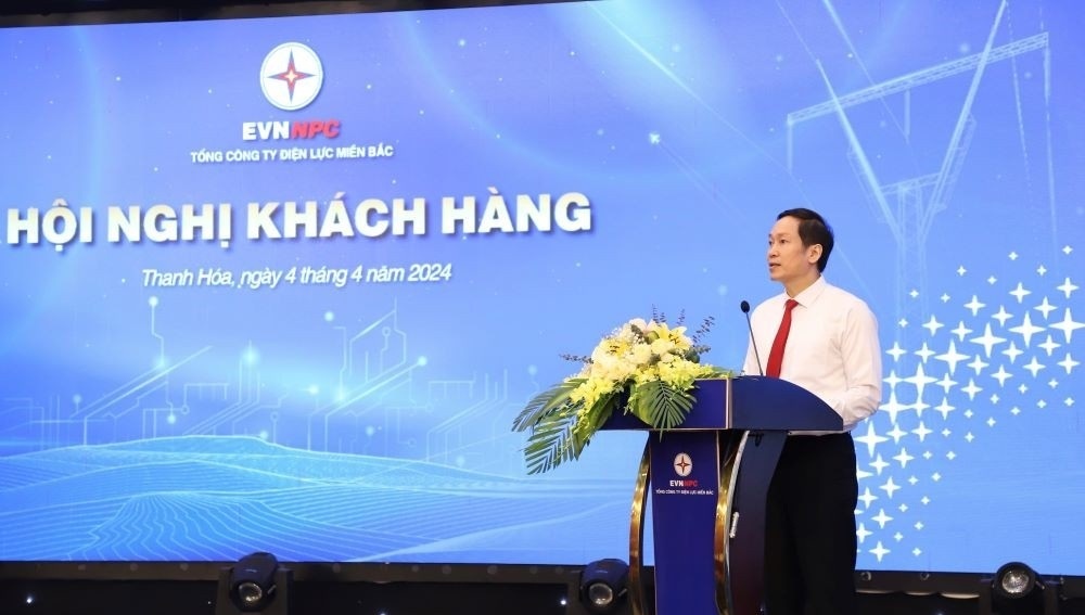 ông Phan Tử Lượng - Phó Tổng giám đốc Tổng Công ty Điện lực miền Bắc báo cáo tại hội nghị.