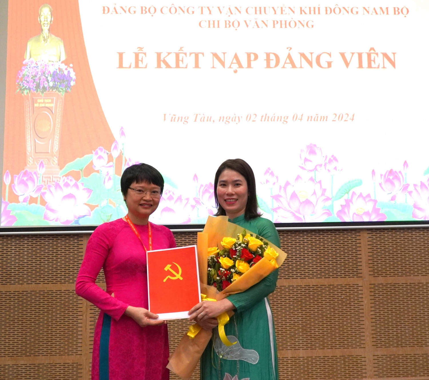 Đồng chí Nguyễn Thị Thanh Hà trao Quyết định kết nạp đảng viên và tặng hoa chúc mừng đồng chí Nguyễn Khánh Vân
