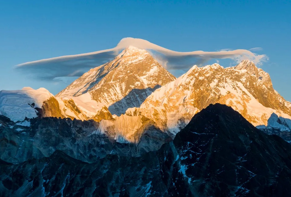 Trung Quốc mở lại đường lên đỉnh Everest cho khách nước ngoài