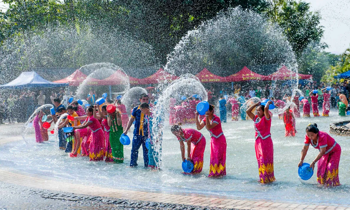 Lễ hội té nước Songkran Thái Lan: Trải nghiệm độc đáo
