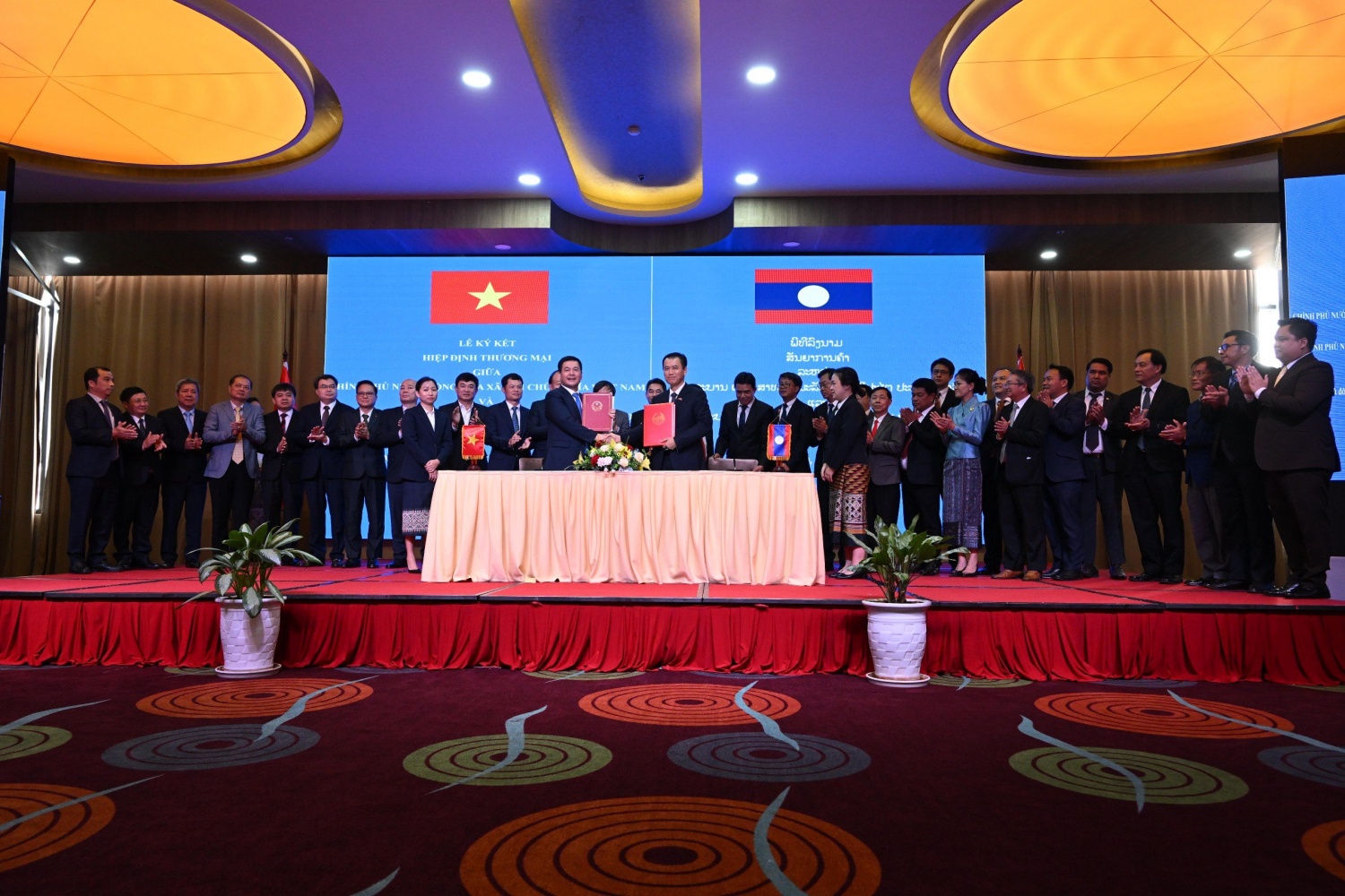 Việt Nam - Lào ký kết Hiệp định Thương mại mới