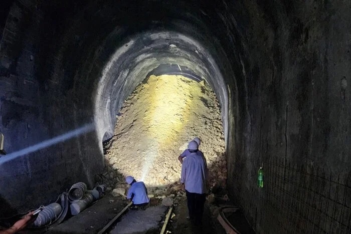 Thủ tướng chỉ đạo khắc phục sự cố sạt lở hầm Bãi Gió, đảm bảo thông suốt tuyến đường sắt Hà Nội - TP HCM