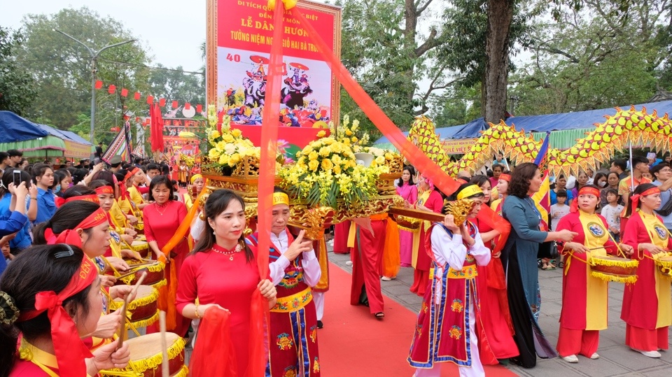 Độc đáo lễ hội rước bánh trôi dâng Hai Bà Trưng tại đền Hát Môn