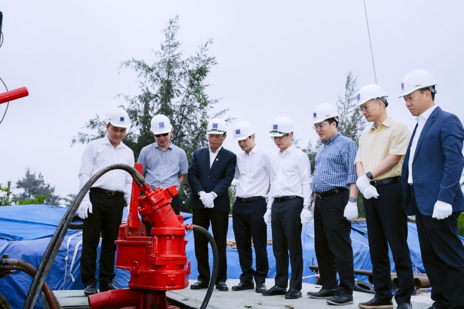 Các đại biểu chứng kiến nghi thức khởi công thu dọn công trình dầu khí mỏ Tiền Hải C, cấu tạo Đông Quan D, D14 và Đông Hoàng.
