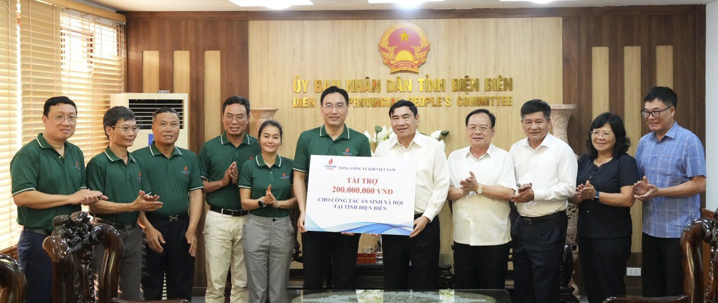 Đoàn công tác trao tặng 200 triệu đồng cho công tác an sinh xã hội tỉnh Điện Biên