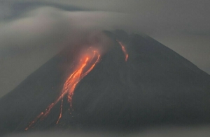 Núi lửa ở Indonesia phun trào, hàng trăm người sơ tán