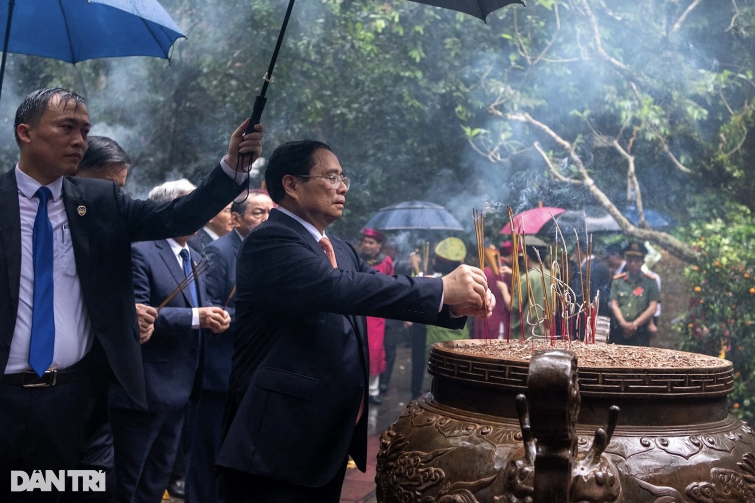 Thủ tướng Phạm Minh Chính cùng đoàn đại biểu dâng hương các Vua Hùng tại đền Giếng.