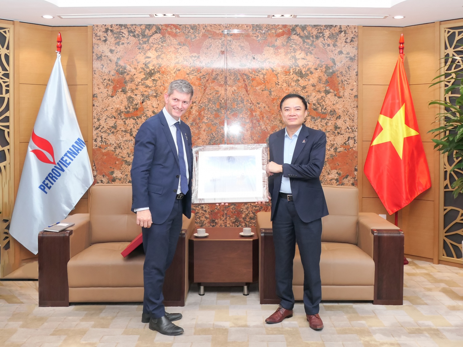 Tổng Giám đốc Lê Ngọc Sơn cùng ông Jacques – Etienne Michel - Giám đốc quốc gia Equinor tại Việt Nam Tổng Giám đốc Lê Ngọc Sơn cùng ông Jacques – Etienne Michel - Giám đốc quốc gia Equinor tại Việt Nam