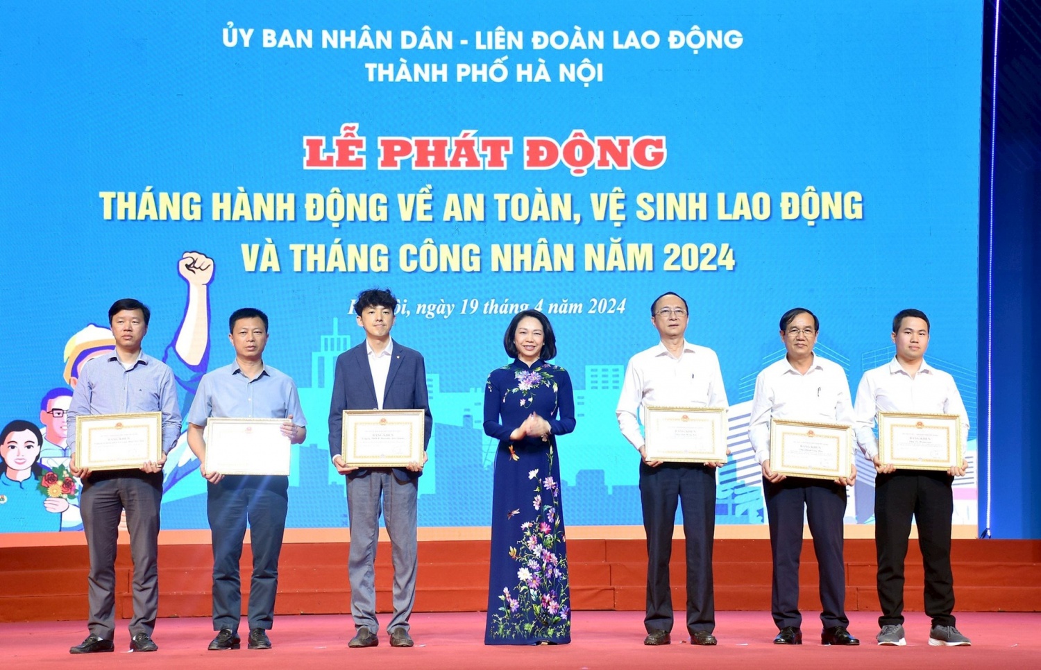 Phó Chủ tịch UBND thành phố Hà Nội Vũ Thu Hà trao tặng Bằng khen cho các tập thể, cá nhân tiêu biểu. 