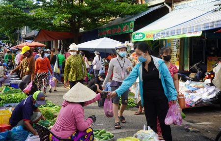 Người lao động vẫn chọn thực phẩm vỉa hè vì giá rẻ