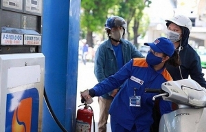 Đề xuất doanh nghiệp tự quyết giá xăng dầu: Nhà nước cần kiểm soát “mức trần”