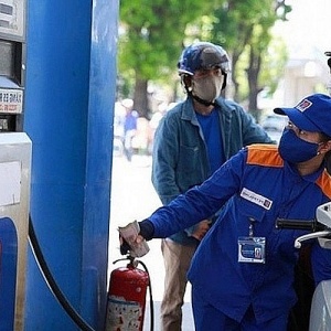 Giá xăng dầu đột ngột đồng loạt giảm tới 1.411 đồng/lít
