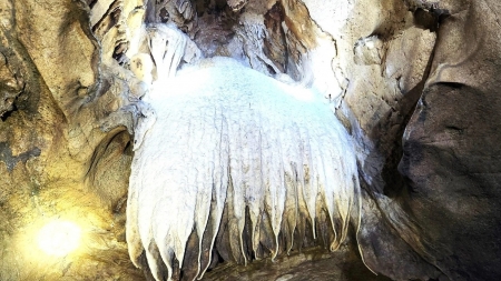 Phát hiện hang động đẹp lung linh ở Thanh Hóa