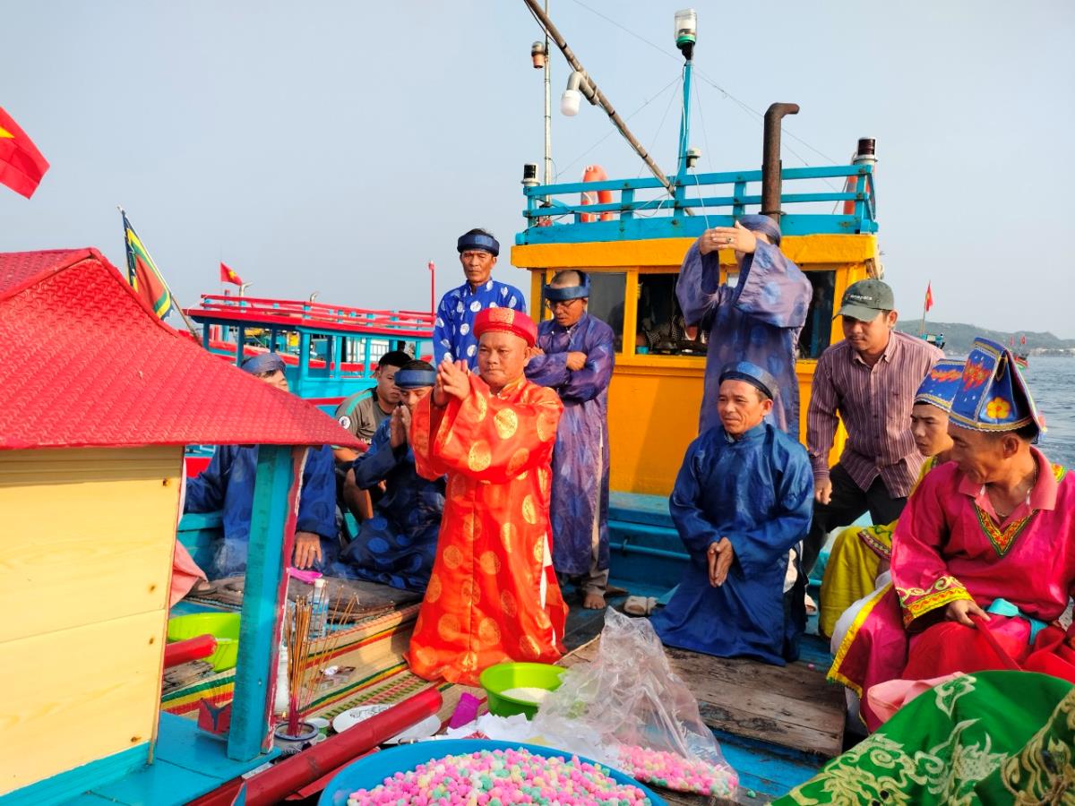 Bình Đình: Rộn ràng Lễ hội cầu ngư ở xã đảo Nhơn Châu