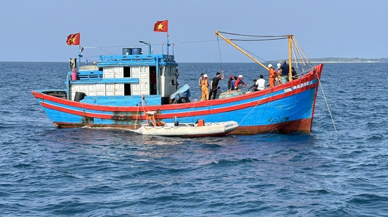 Quảng Ngãi: Chìm sà lan khiến 4 thuyền viên tử vong