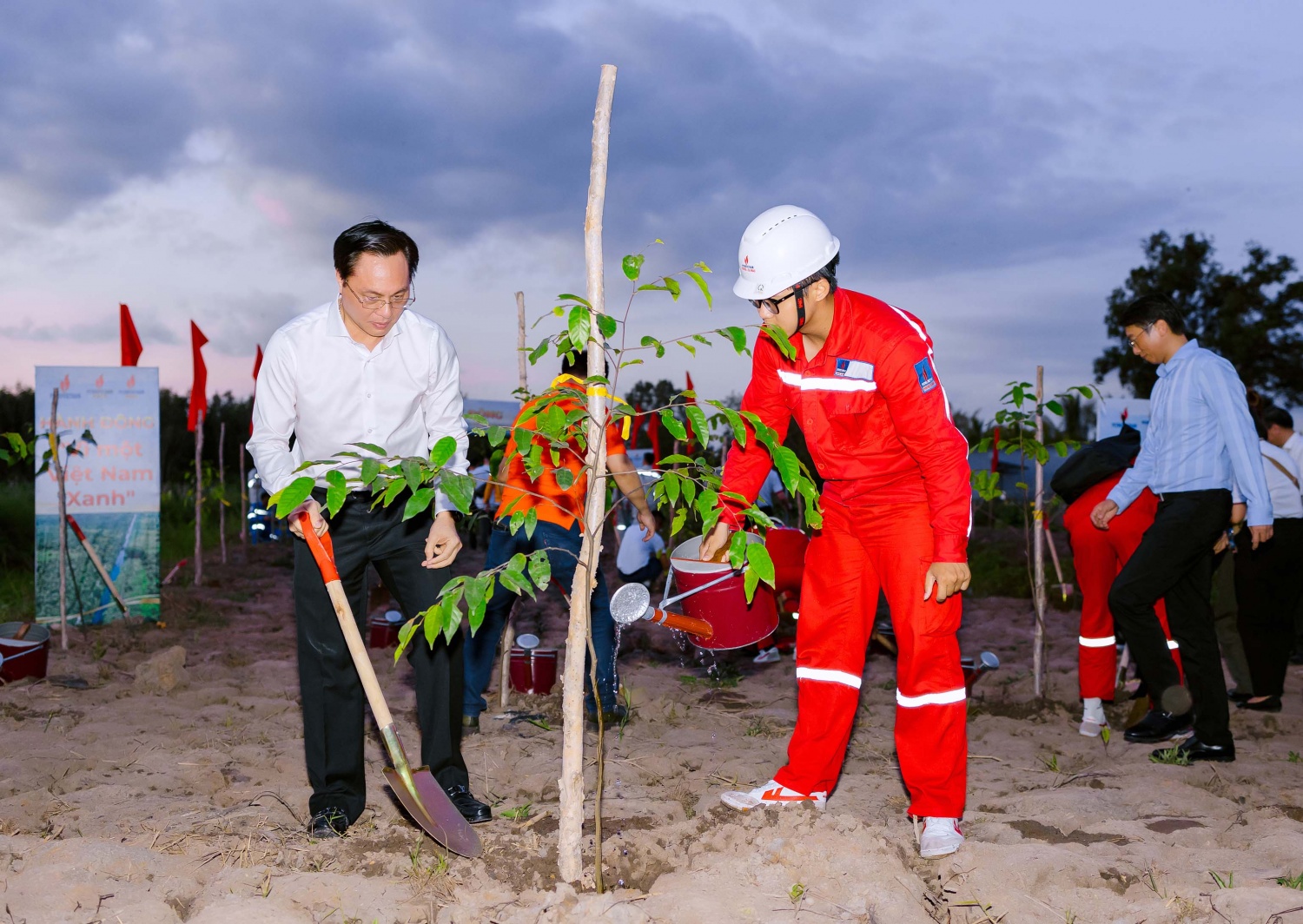 Thành viên HĐTV Petrovietnam Bùi Minh Tiến tham gia trồng cây