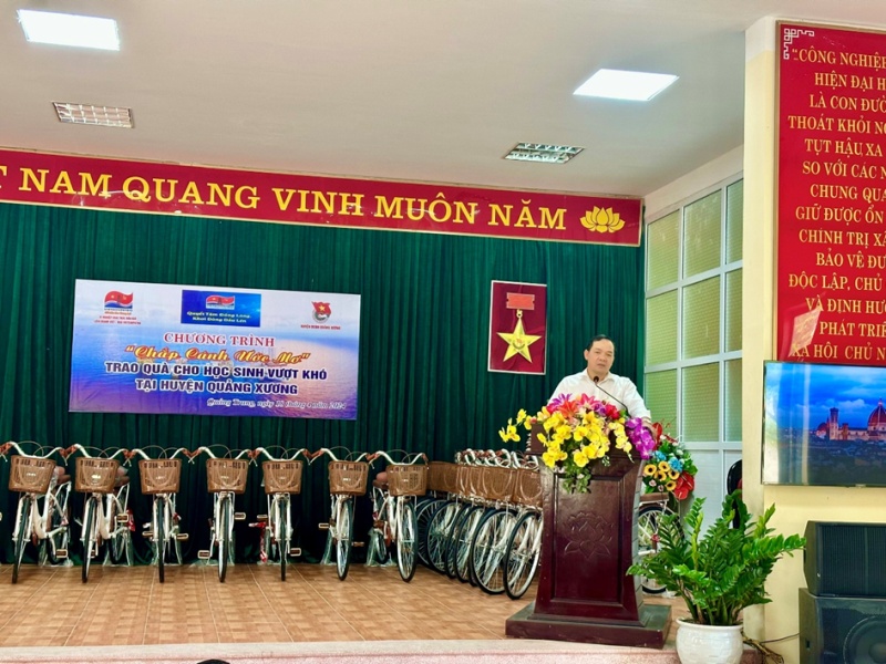 Nguyễn Văn Công phát biểu tại lễ trao quà
