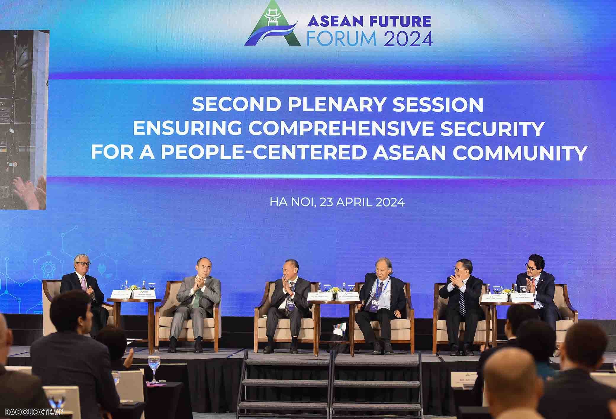 Sau Phiên Khai mạc vào buổi sáng 23/4, Diễn đàn Tương lai ASEAN 2024 tiếp tục với hai phiên toàn thể với chủ đề “ASEAN phát triển nhanh vì tương lai bền vững” và “Bảo đảm an ninh toàn diện vì Cộng đồng ASEAN lấy người dân làm trung tâm”.