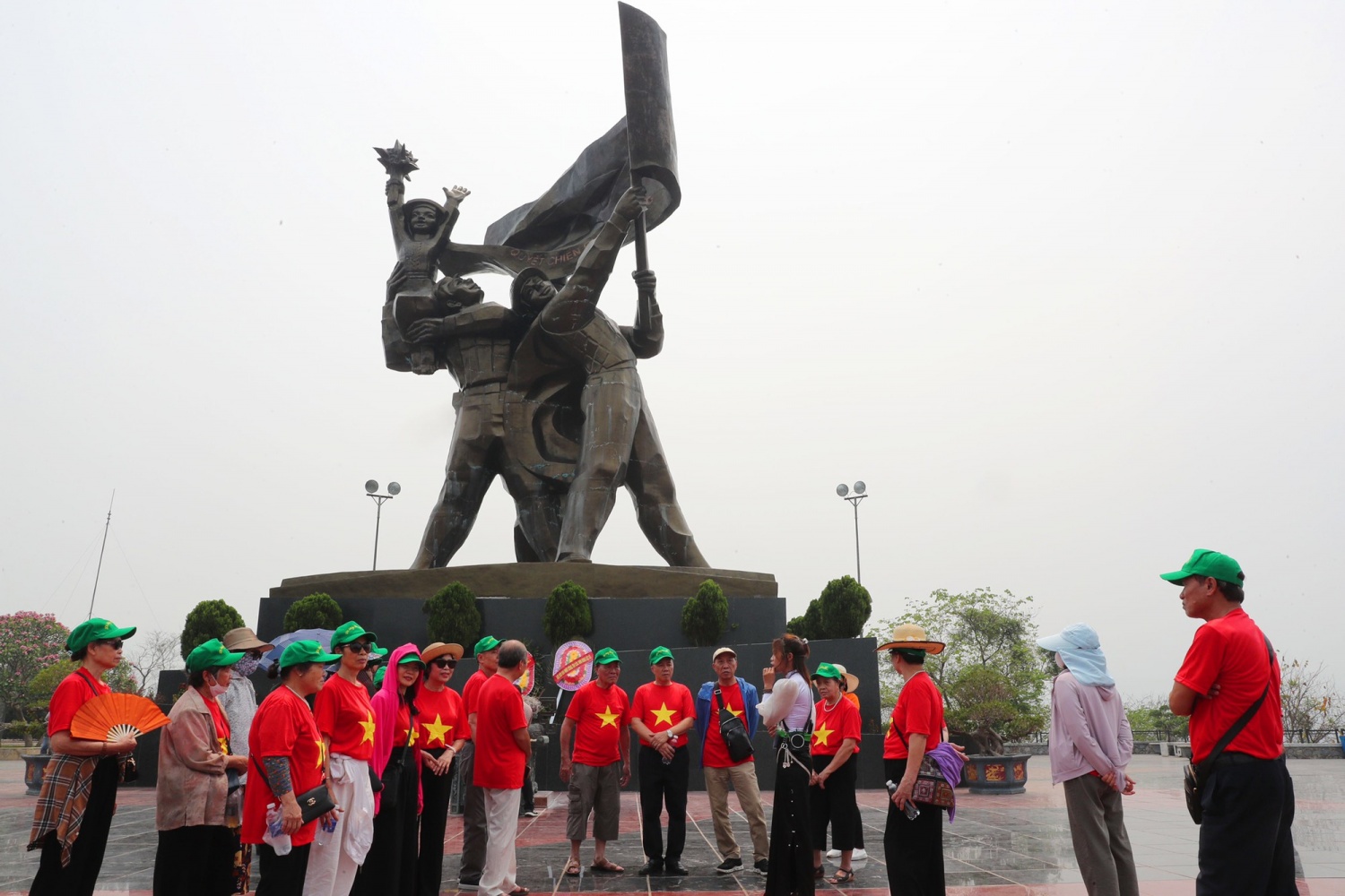 Các đoàn đại biểu trên khắp mọi miền đất nước thăm Tượng đài Chiến thắng Điện Biên.