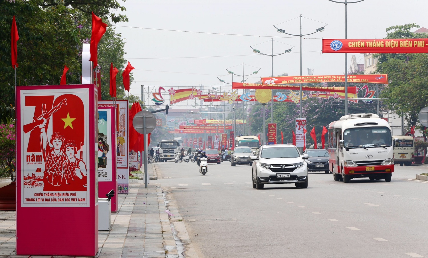 Đường phố Điện Biên rực rỡ sắc cờ hoa chào đón người dân trên cả nước về với mảnh đất anh hùng.