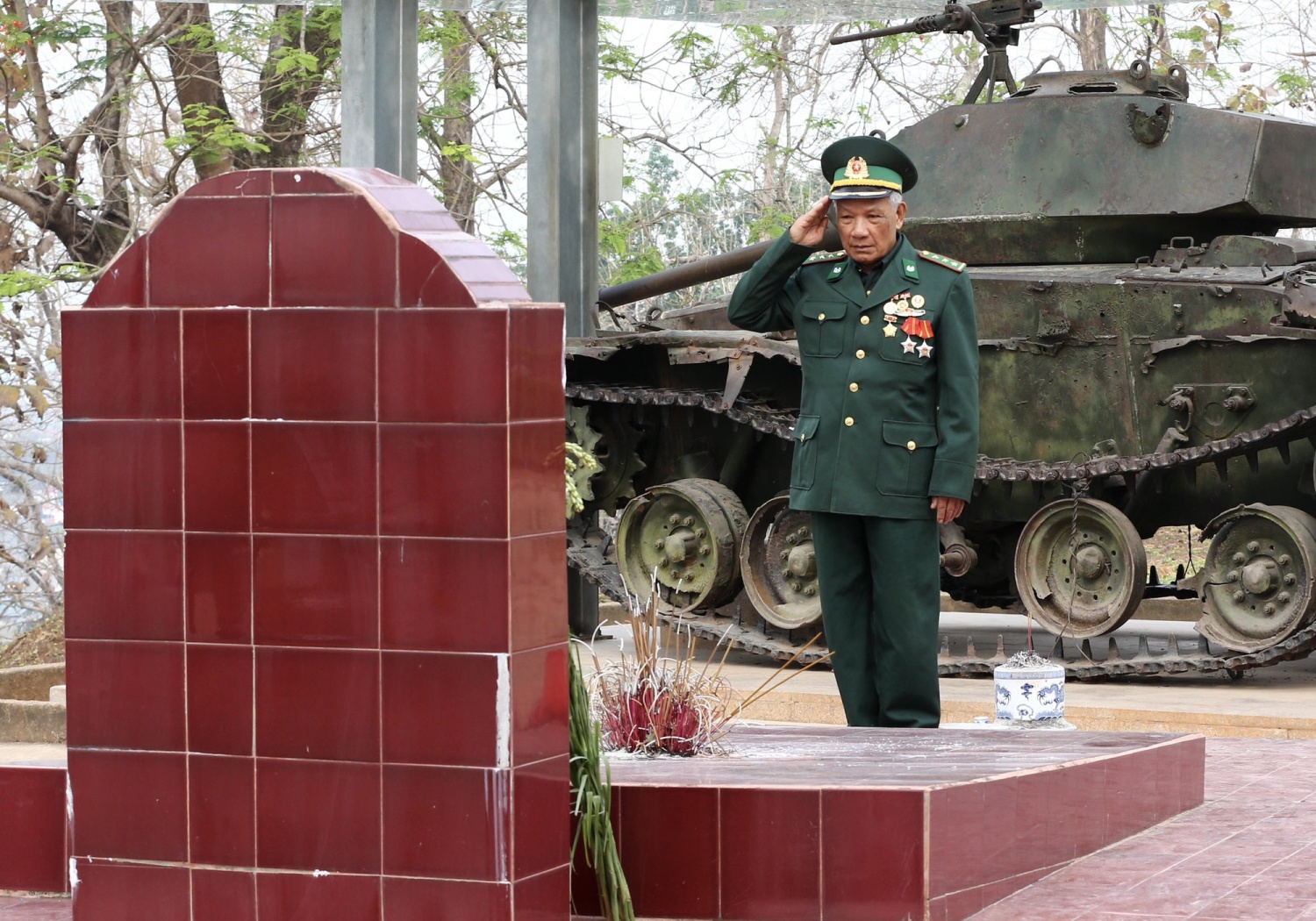 Ông Trần Xuân Ninh (Lào Cai) thành kính trước mộ 4 liệt sĩ hi sinh trên đồi A1.