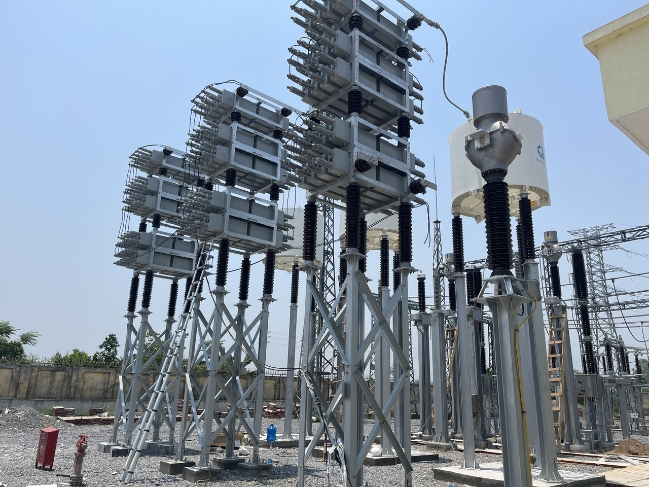 Hoàn thành lắp đặt tụ bù ngang của 8 trạm biến áp 220kV, sẵn sàng đảm bảo điện cho khu vực phía Bắc từ mùa nắng nóng 2024