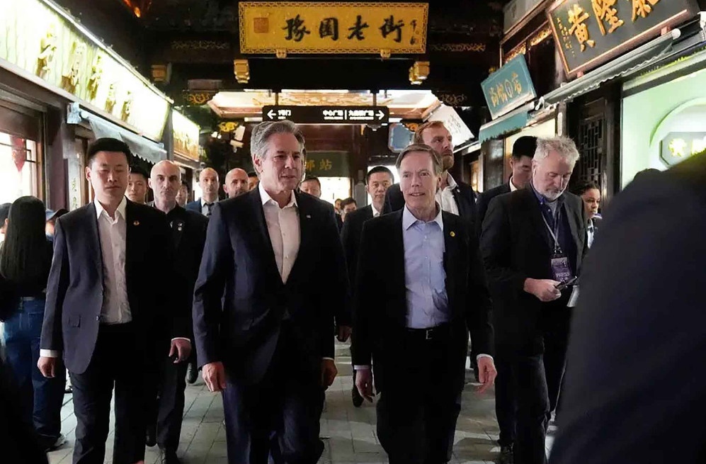 Ngoại trưởng Antony Blinken (thứ hai từ trái) cùng Đại sứ Mỹ tại Trung Quốc Nicholas Burns đi dạo ở Yu Gardens, Thượng Hải ngày 24/4. (Nguồn: Pool)