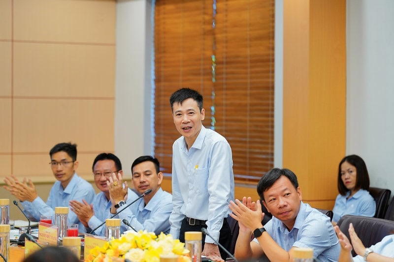Đồng chí Nguyễn Đức Hạnh – Chủ tịch Công đoàn PVCFC báo cáo đoàn công tác về các hoạt động của công đoàn PVCFC 4 tháng đầu năm