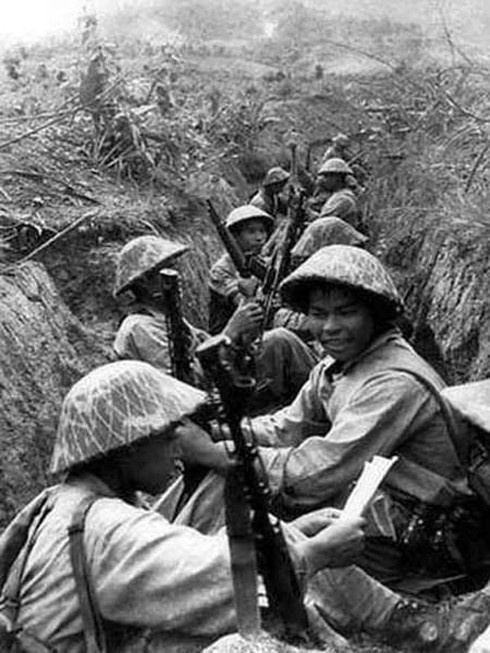 Các chiến sĩ trong chiến hào bao vây cứ điểm Điện Biên PhủCác chiến sĩ trong chiến hào bao vây cứ điểm Điện Biên Phủ