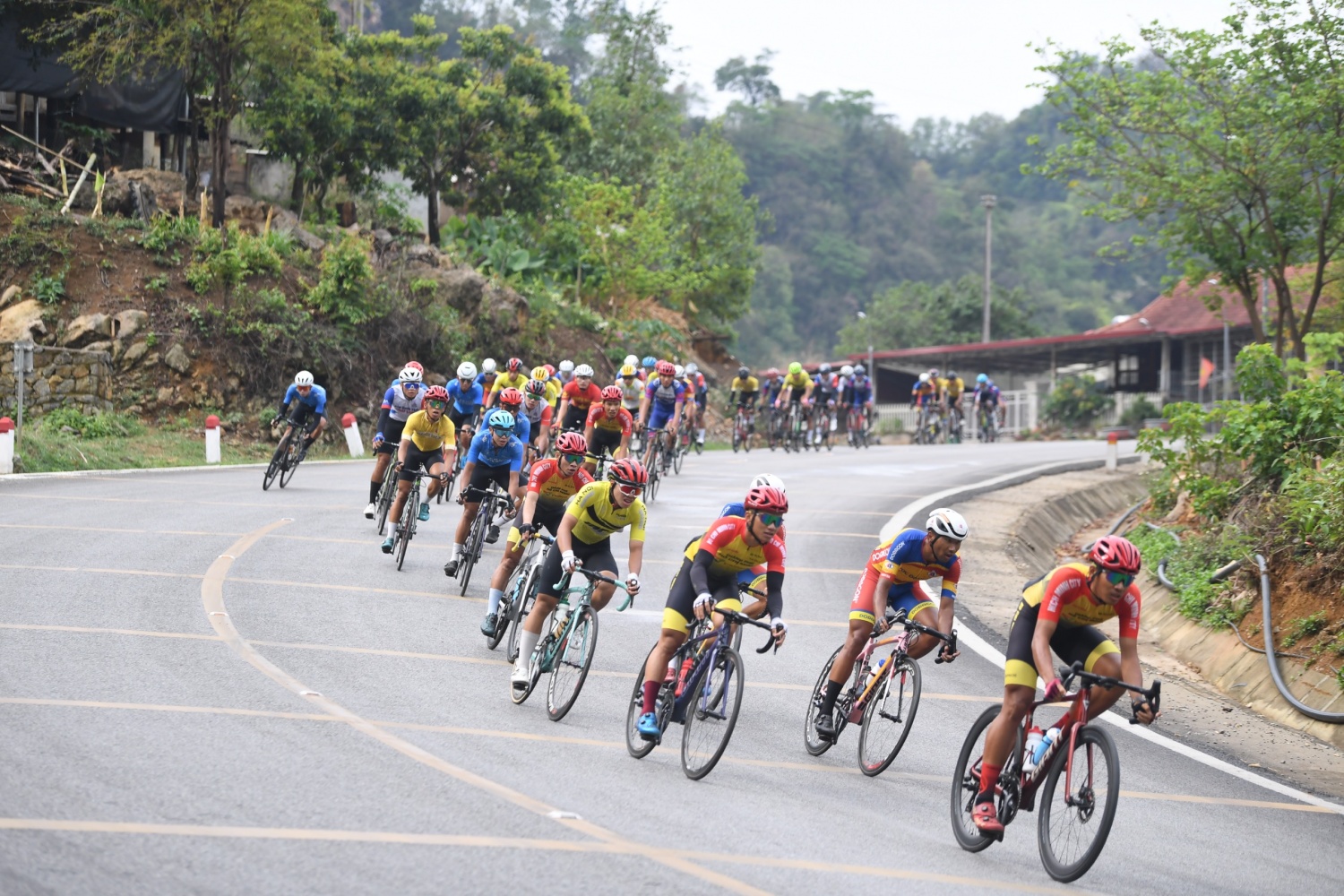 Tay đua Nguyễn Minh Thiện khoác Áo vàng tại chặng 3 Cuộc đua xe đạp “Về Điện Biên Phủ năm 2024”