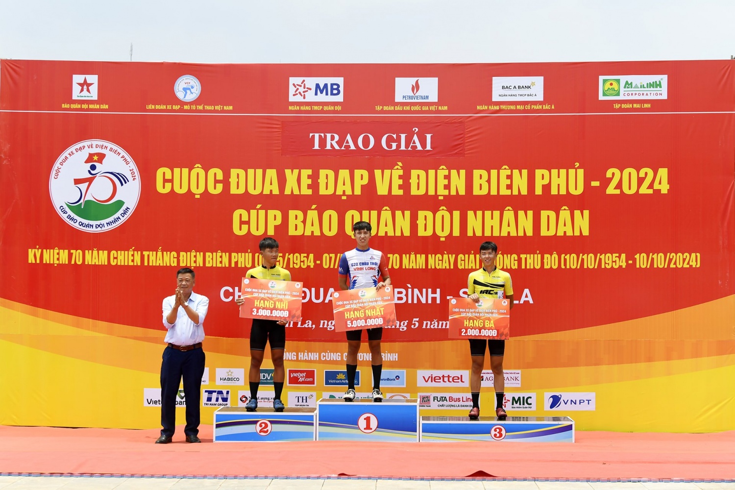 Tay đua Nguyễn Minh Thiện khoác Áo vàng tại chặng 3 Cuộc đua xe đạp “Về Điện Biên Phủ năm 2024”