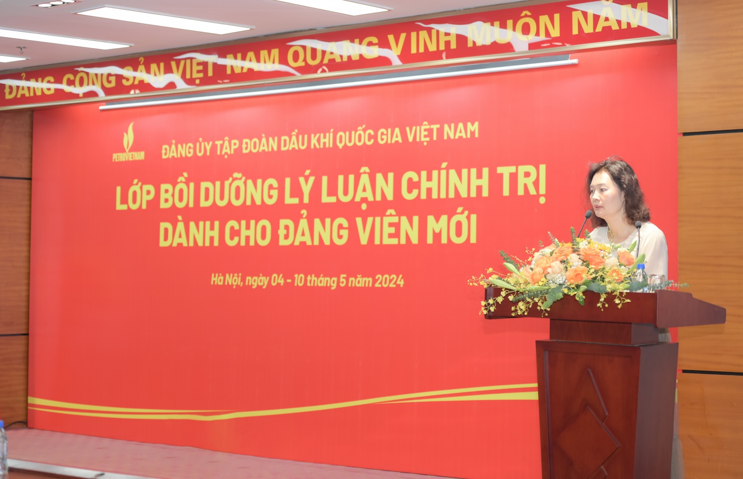 đồng chí Đinh Thị Hồng Thúy - Phó Chánh Văn phòng Đảng ủy Tập đoàn
