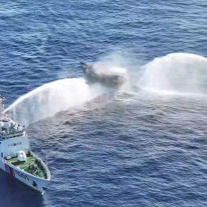 Tàu Philippines bị phun vòi rồng ở Biển Đông: Manila gửi công hàm thứ 20, Washington nhắc lại lập trường "cứng"