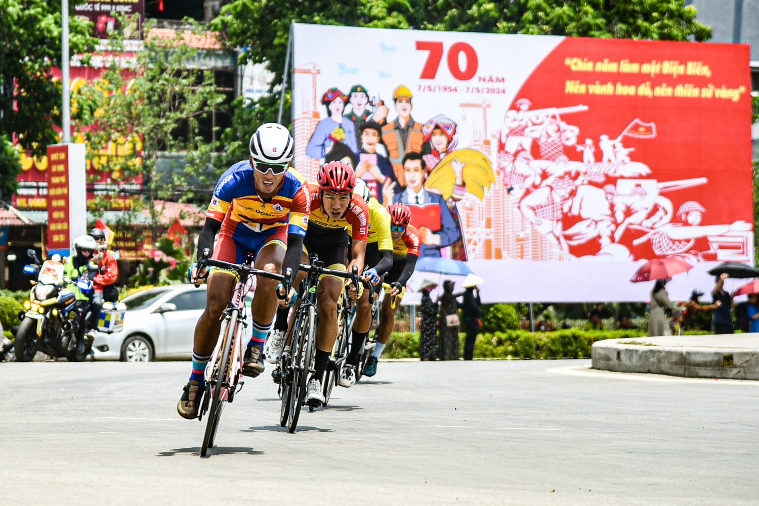 Tay đua Phạm Lê Xuân Lộc giành lại Áo vàng tại chặng 4 cuộc đua xe đạp về Điện Biên Phủ