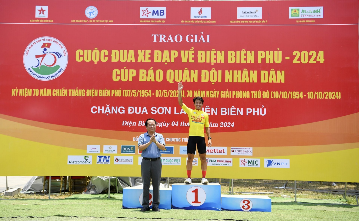 Tay đua Phạm Lê Xuân Lộc giành lại Áo vàng tại chặng 4 cuộc đua xe đạp về Điện Biên Phủ