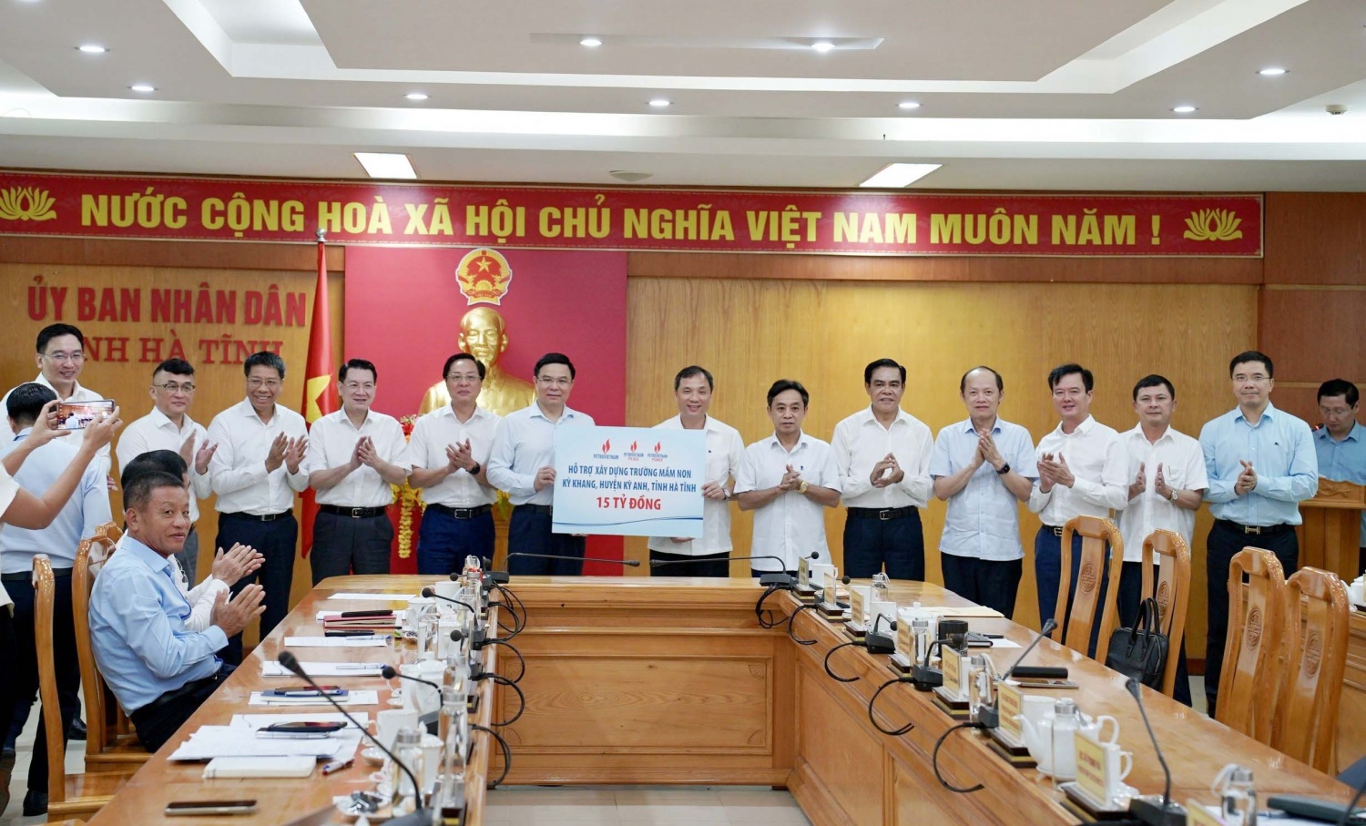 Chủ tịch HĐTV Petrovietnam Lê Mạnh Hùng trao hỗ trợ xây dựng trường mầm non tại tỉnh Hà Tĩnh.