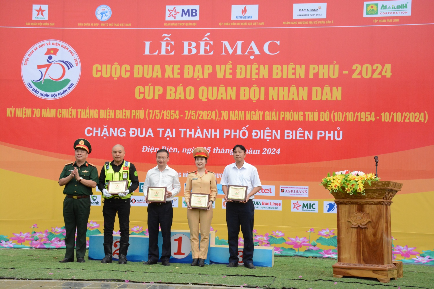 Anh Vũ Đình Lâm, đại diện CLB Mô tô thành phố Hà Nội nhận Kỷ niệm chương tại lễ bế mạc Cuộc đua