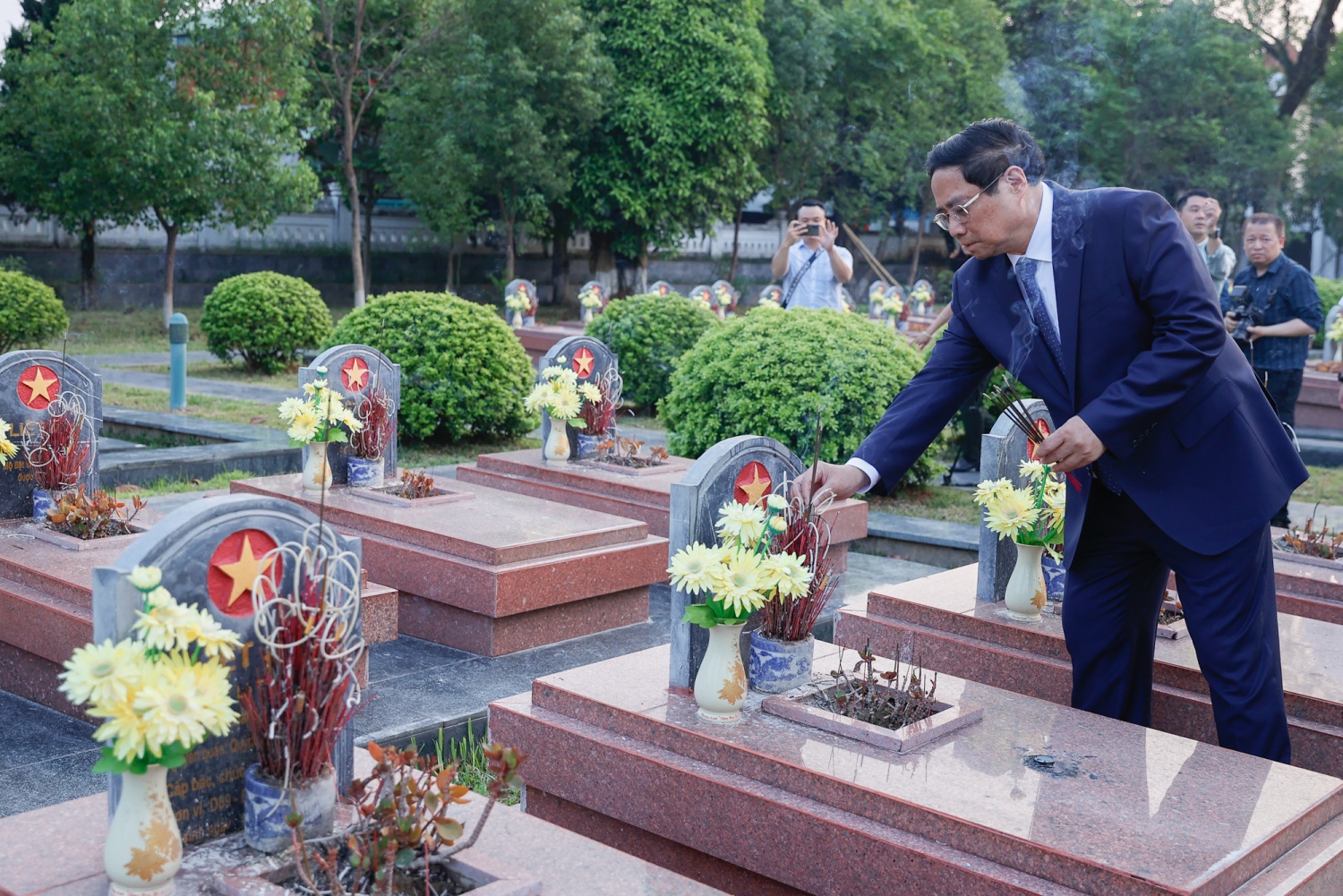 Thủ tướng Phạm Minh Chính thắp hương tưởng niệm các Anh hùng liệt sĩ đã hy sinh trong Chiến dịch Điện Biên Phủ - Ảnh: VGP/Nhật Bắc