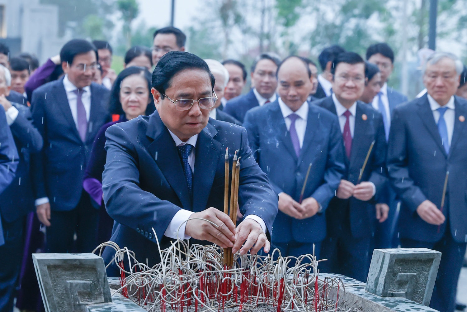 Thủ tướng Phạm Minh Chính cùng các đồng chí lãnh đạo, nguyên lãnh đạo Đảng, Nhà nước dâng hương tại Đền thờ Liệt sĩ tại chiến trường Điện Biên Phủ - Ảnh: VGP/Nhật Bắc